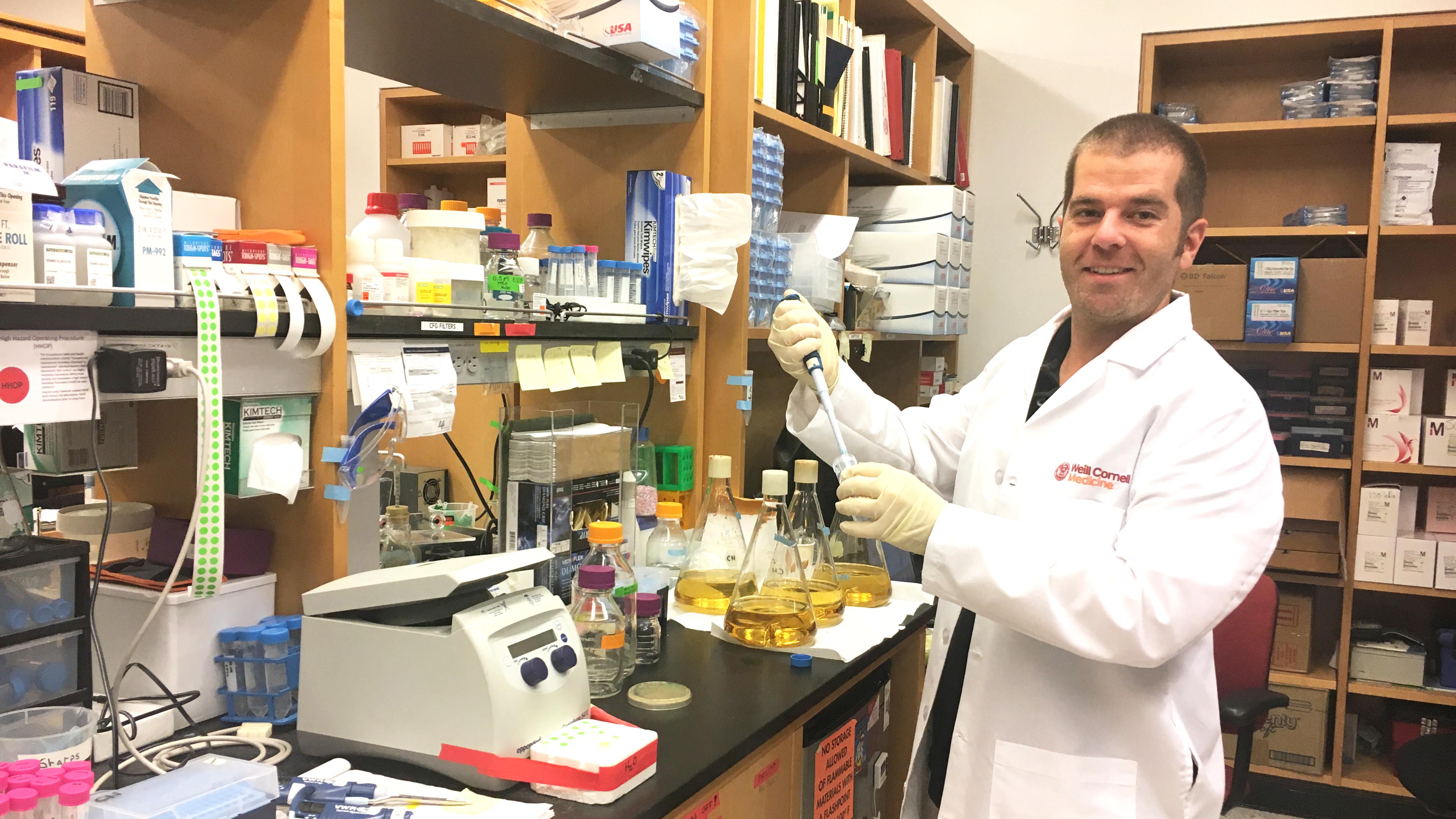 Dr. Philipp Schmidpeter in the lab.
